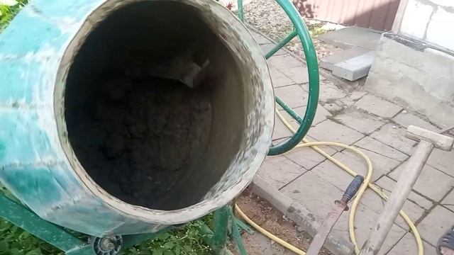 Самодельная бетономешалка в работе смотреть онлайн