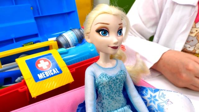 Играем в доктора - Барби сломала ногу?! Игры для девочек с Доктор Плюшева смотреть онлайн
