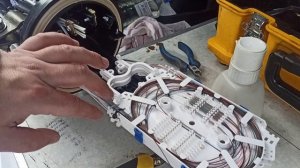 Укладка оптического волокна в кассету.