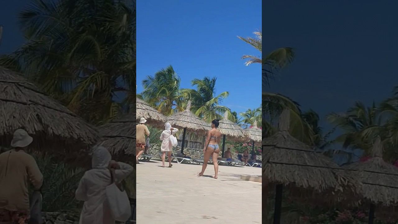 Латино-американская девушка прогуливается у бассейна в отеле смотреть онлайн