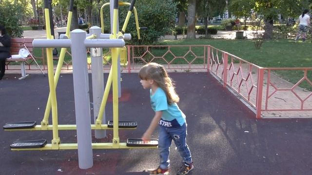 Like Даня Люба на детской площадке в Краснодаре. Катаемся с горок. Деревянная машина. Железный руль смотреть онлайн