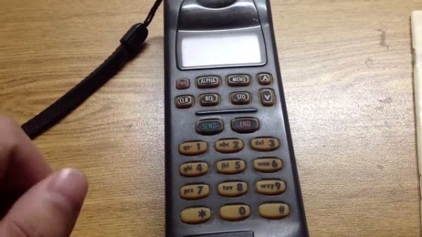 A quick look at Nokia 1000 (antique cellphone)