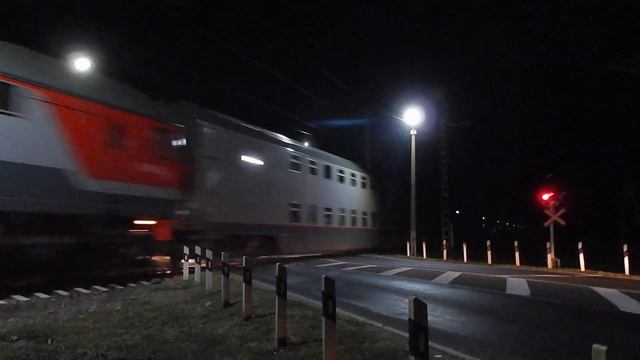 Двухэтажный поезд № 27 Анапа-Москва "пролетает" переезд смотреть онлайн