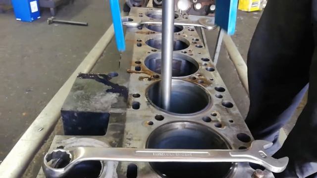 Как за 10 минут извлечь гильзы из блока Cummins 8.9l и Renault Mack. Самодельный съёмник гильз. смотреть онлайн