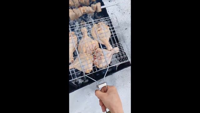 Вот так нужно разделывать куриные голени🐔чтобы тщательно прожались🔥и не подгорела кожица👍 смотреть онлайн