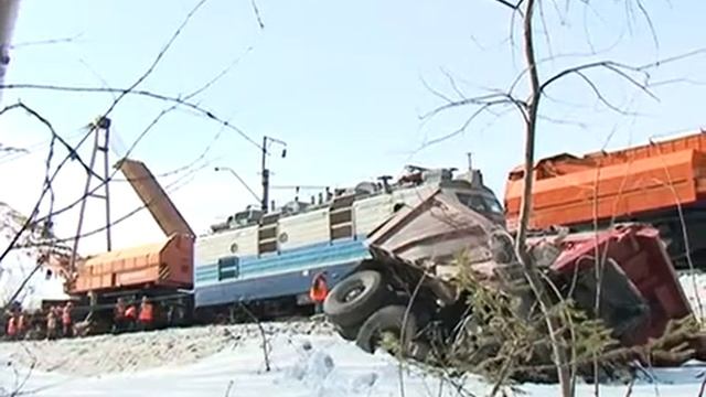 Убытки РЖД оплатит водитель фуры, попавшей под поезд смотреть онлайн