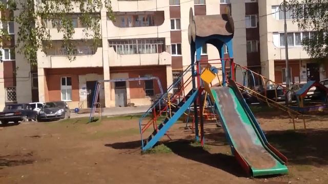 Уфа. Двор дома по улице Гафури 29 и Коммунистическая 16. 2015 смотреть онлайн