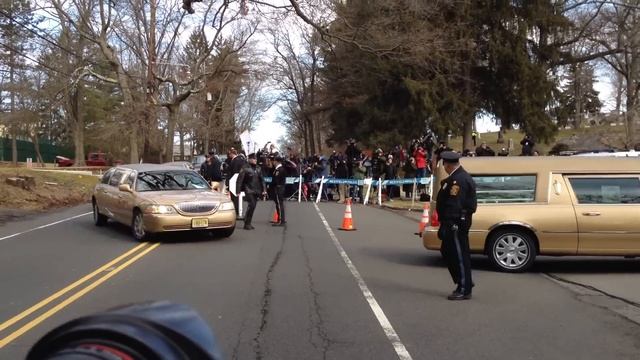 Whitney Houston burial procession - arriving at the cemetery смотреть онлайн
