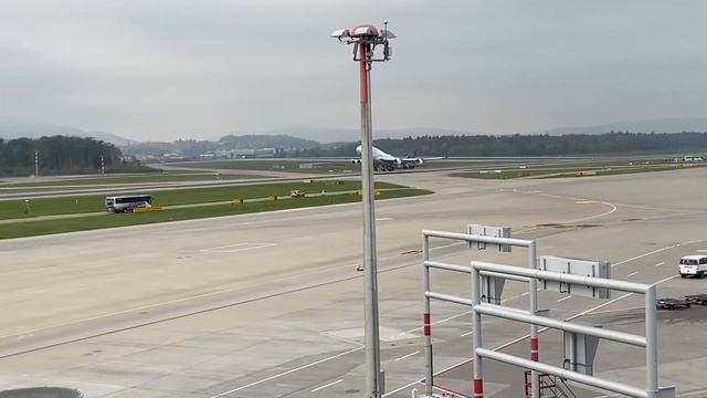 ZRH Planespotting - Thai Airways 747-400 at ZRH Zurich Airport Take Off смотреть онлайн