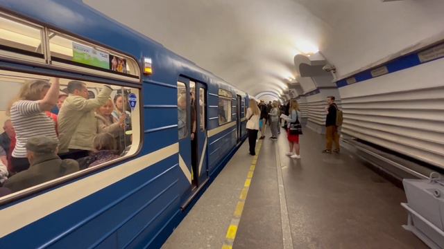 Электропоезд 81-717/714 «Номерной» на станции «Невский Проспект» смотреть онлайн