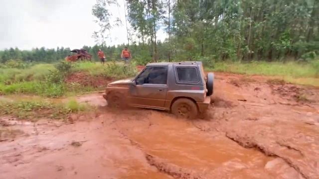 SUZUKI VITARA EXECUTANDO NA TRILHA MAS NO FINAL DEU RUIM PRA ELE ?? смотреть онлайн