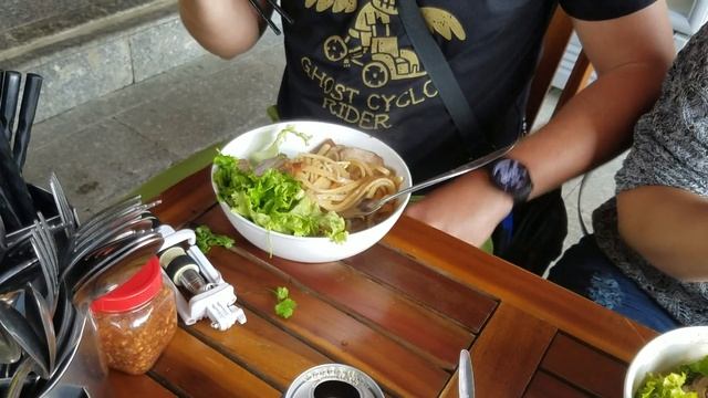 31.12.2017 Бич-десант прибыл в Хойан! Едим национальное блюдо Хойана - Као Лау (Cao Lau)