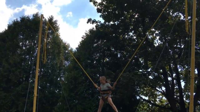 The Slingshot Trampoline - Батут «Банджо» смотреть онлайн
