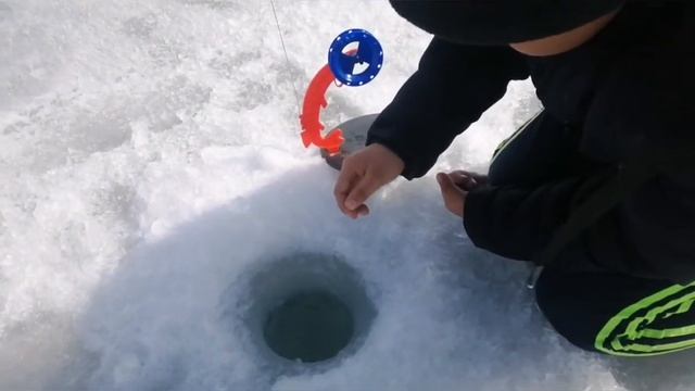 Щука на жерлицы!!! крайний выезд по льду. смотреть онлайн