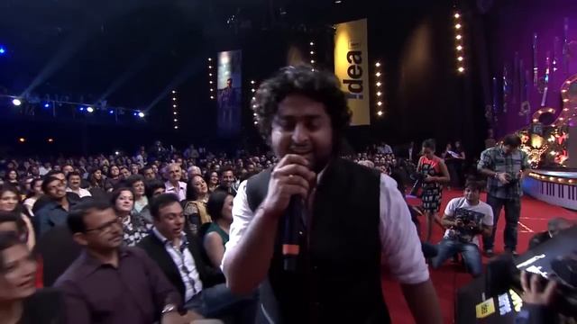 Arijit Singh gives a tribute to Shah Rukh Khan at 6th Royal Stag Mirchi Music Awards смотреть онлайн
