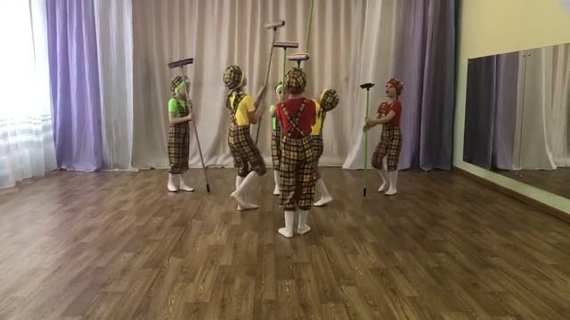 Шуточный танец «Моем» смотреть онлайн