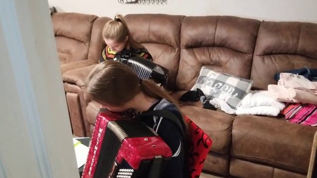 КАК ПРОХОДЯТ УРОКИ МУЗЫКИ В ДОМАШНИХ УСЛОВИЯХ /ОБУЧЕНИЕ МУЗЫКИ ПО СКАЙПУ смотреть онлайн