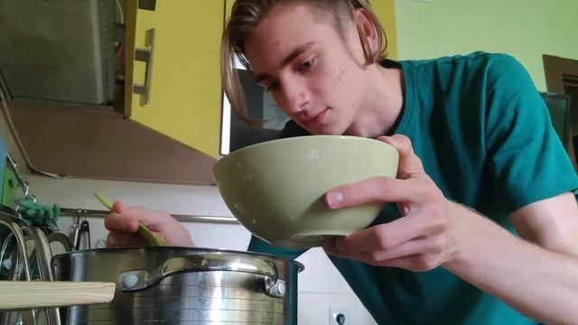 видео о том, как я буду под журчание чайника размешивать суп, а потом выливать его в тарелку