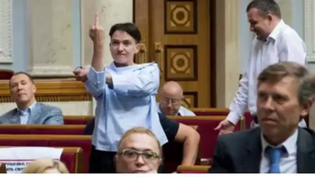 Савченко показала ЩЕ ОДИН непристойний жест, якому її навчив Гройсман! Сором смотреть онлайн