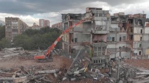 Экскаватор-разрушитель (высота 21 метр). Снос здания.