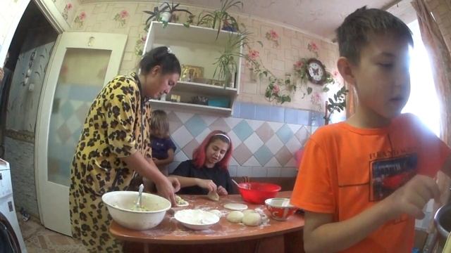 Вместе с детьми стряпаем пироги))Фарида в первые лепит пироги одни приколы))) смотреть онлайн
