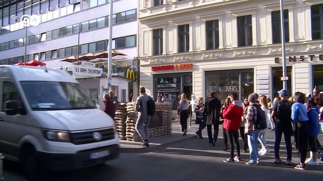 Top 10: What You Must See in Berlin | From the East Side Gallery to the Brandenburg Gate смотреть онлайн