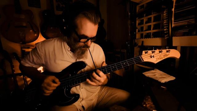 My first bass line • J & D Mini Jazz Bass ✌🏽 смотреть онлайн