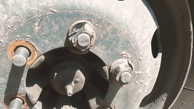 Сорванная гайка на колесе газель, устраняем. Гайку колеса срезаем, шпильку оставляем.