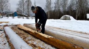 Поднимаем брёвна, рвём спину. Чистим кору с брёвен бензопилой с кородером. ВЛОГ #2.