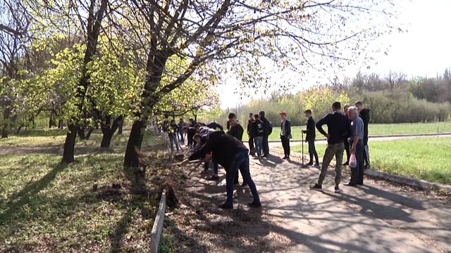 Парк в Красном Луче обретает весенний ухоженный вид смотреть онлайн