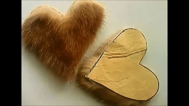 Сердечко-брелок из меха / Подарок на 14 февраля своими руками / Мастер-класс смотреть онлайн