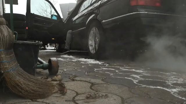 BMW E38 740i M60B40 Stock Exhaust Sound