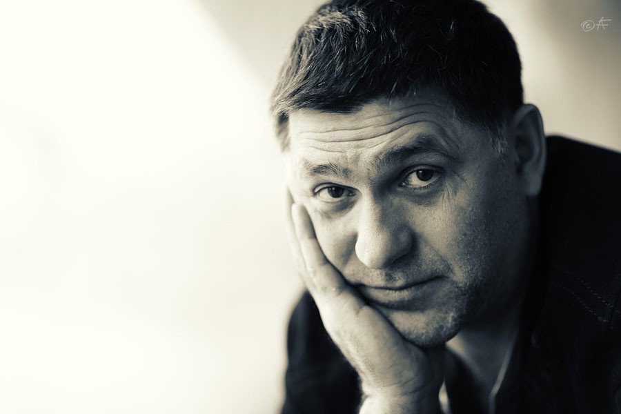 Актер и режиссер Сергей Пускепалис погиб в ДТП в Ярославской области. Он вез гуманитарку на Донбасс смотреть онлайн