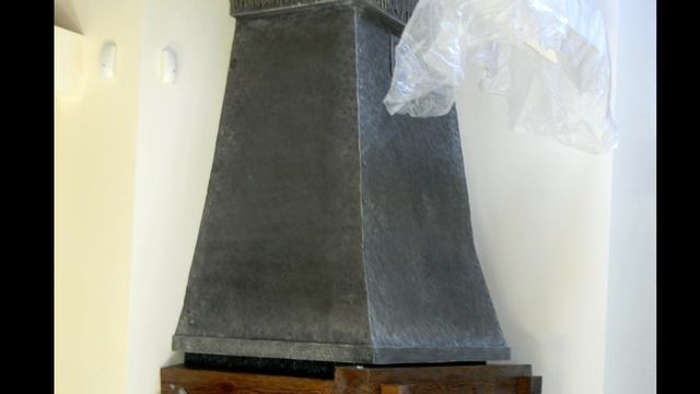 Камин с ковкой в частном доме, в гостевой комнате, в спальне, в гостинной, в углу смотреть онлайн