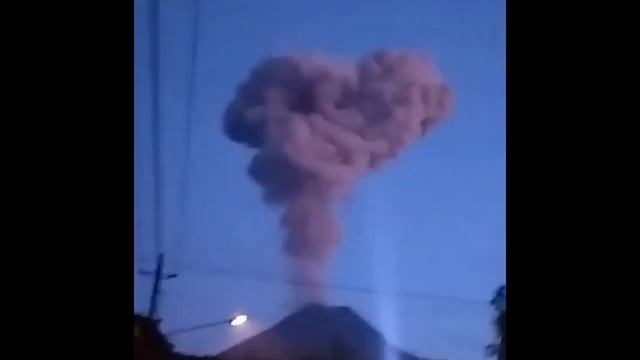 Вулкан Маунт Мерапи извергся смотреть онлайн