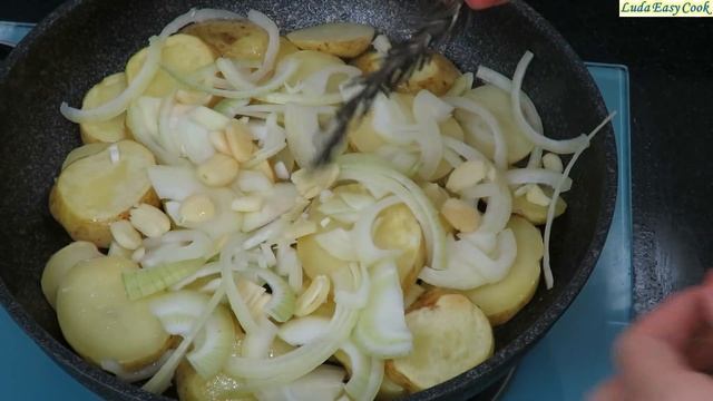 СЕКРЕТ ВКУСНОЙ ЖАРЕНОЙ КАРТОШКИ С ЛУКОМ | FRIED POTATOES RECIPE Люда Изи Кук Картошка смотреть онлайн