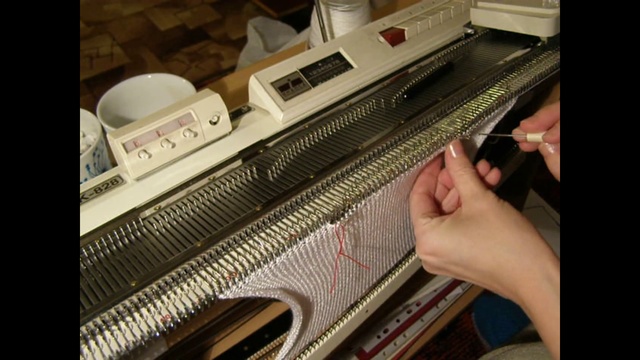 Закрываем горловину спинки и плечевые скосы одной косичкой смотреть онлайн