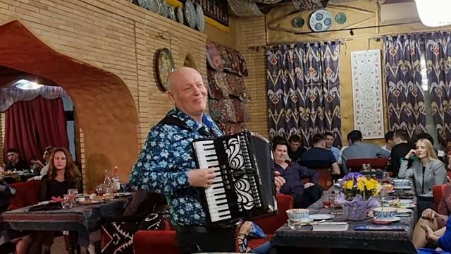 Миллион алых роз / Аккордеонист Николай Засидкевич смотреть онлайн