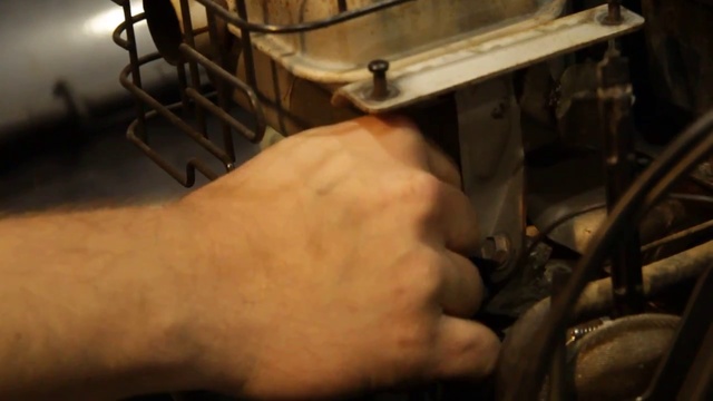 Ремонт снегоуборщика. Замена свечи смотреть онлайн