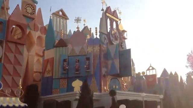 Диснейленд Токио. Площадь Fantasyland смотреть онлайн