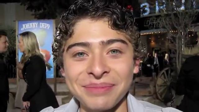 RYAN OCHOA (Pair of Kings) is Starstruck by JOHNNY DEPP at Rango Premiere! смотреть онлайн