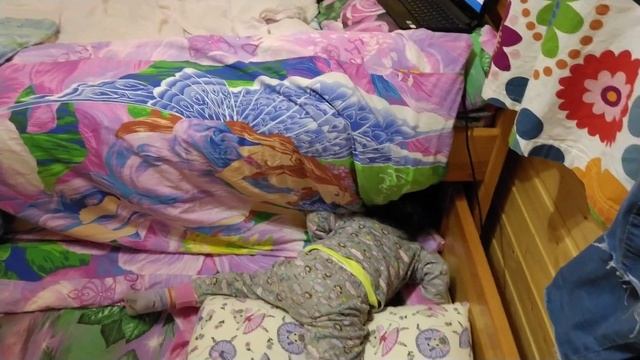 Мы на даче// Двойняшки на сборе картошки// Воспитание трудом смотреть онлайн