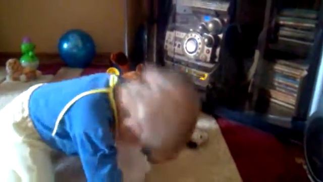 Малыш еще не умеет ходить но уже хорошо танцует.mp4 смотреть онлайн