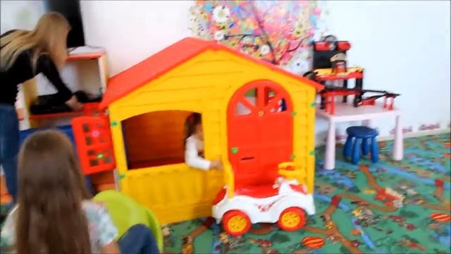 Алиса и Эвелина катаются на качели-карусели, играют в детском домике смотреть онлайн