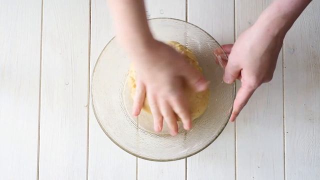 ? Песочное печенье на скорую руку на сметане и сливочном масле — видео рецепт смотреть онлайн