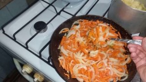 готовим поджарку к макаронам из лука и моркови.mp4