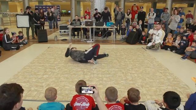 "Танцевальный Дневник 8" судейский выход Bboy Andy смотреть онлайн