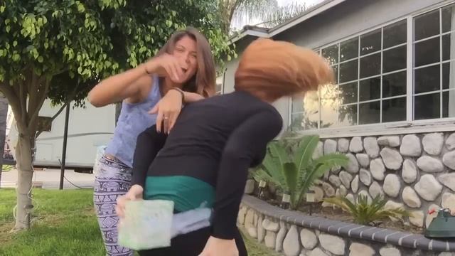 Twerking Challenge! смотреть онлайн