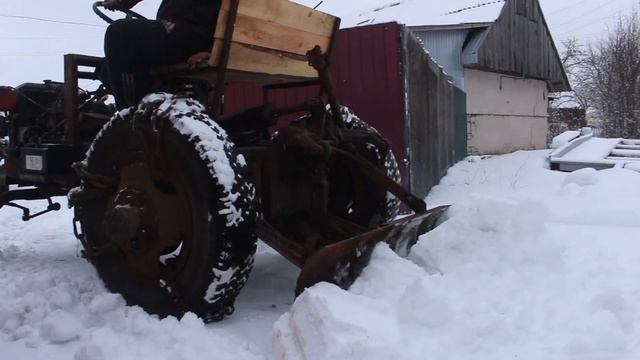 Самодельный трактор Трактор убирает снег Беларусь Снегоуборщик смотреть онлайн