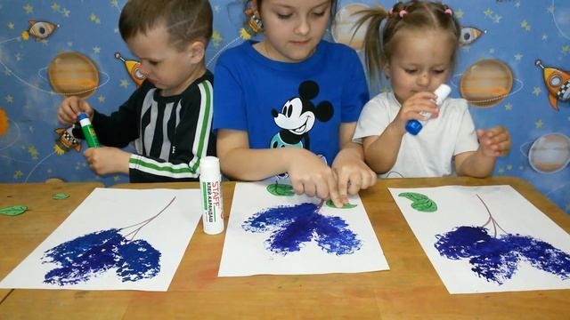 Нетрадиционные техники рисования. Саша, Тёма и Дарина рисуют ватными дисками сирень. смотреть онлайн